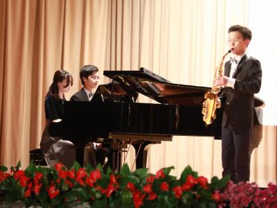 Ryan Lee from 9A, the saxophone virtuoso, shone on the stage with "Concertino Op. 78" by Singelee.