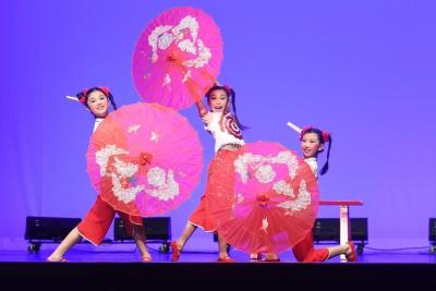 三人隊伍的《春遊樂》摘下第55屆校際舞蹈節優等獎、舞蹈世界杯香港區金獎及第47屆公開舞蹈比賽金獎