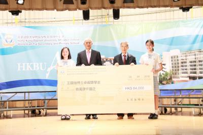 Supervisor Prof. Frank Fu received the cheque for “Dr. K K Wong Scholarship for Excellence” from Dr. K K Wong.