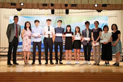 2017-18年度成績優異的畢業生獲頒獎學金，以表揚他們在香港中學文憑試及GCEAL考試中的努力。