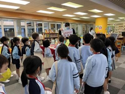 小一學生參觀王庭聰圖書館