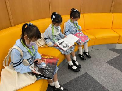 小一學生參觀王庭聰圖書館