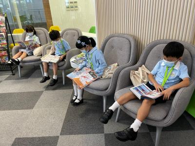 小一學生參觀王庭聰圖書館