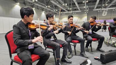 SS Orchestra Members Stun Audiences with Their Violin Performance at Chill Club 推介榜年度推介22/23