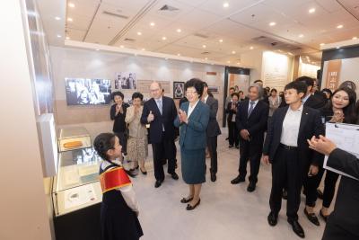 宋慶齡生平展開幕　學生集誦頌德　化身「時代小先生」講解