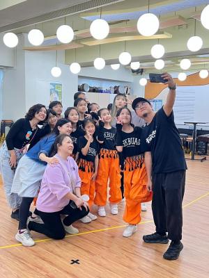 🎶Exciting K-pop Performance Alert!🎵