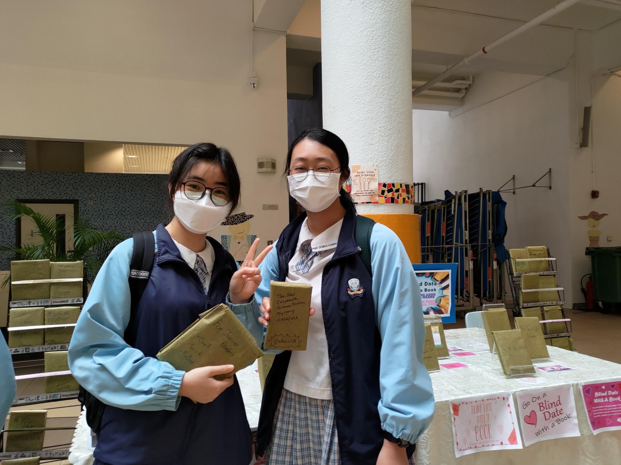 Students participating in an English activity called Blind Date with a Book to celebrate the Thanksgiving Day
